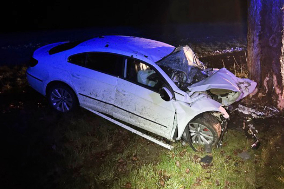 Auto Kracht Auf B Gegen Baum J Hriger Schwer Verletzt