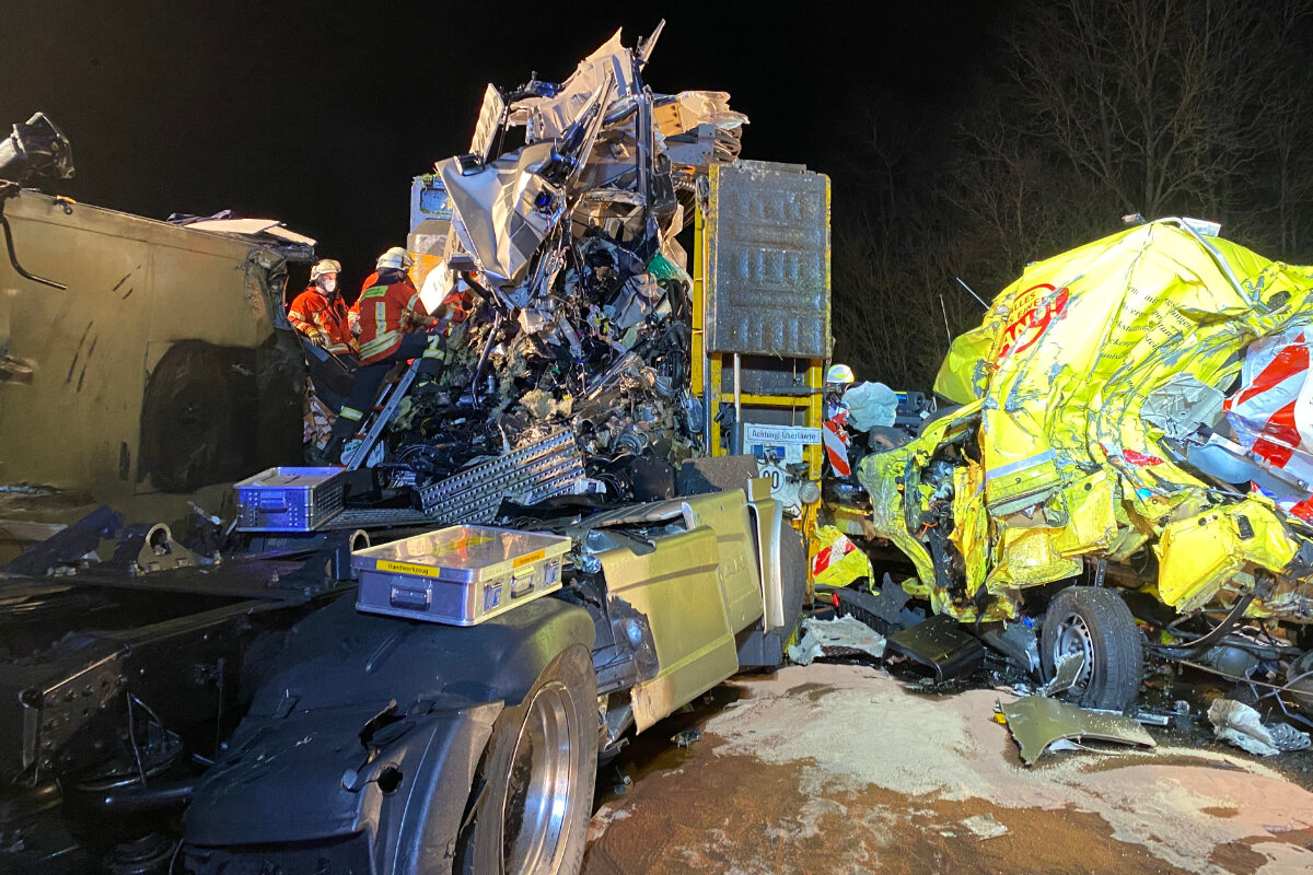 Unfall A Riesiges Tr Mmerfeld Auf Der A Zwei Tote Bei Schwerem