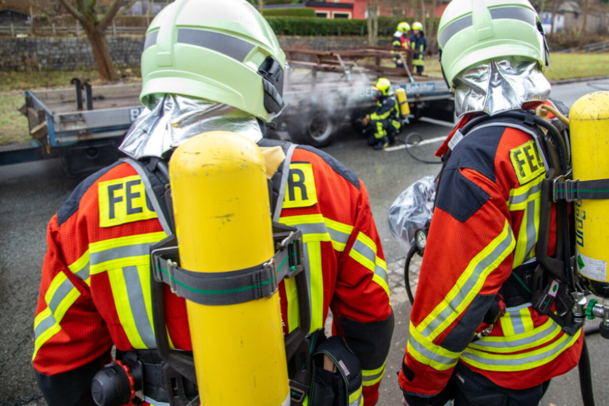 Feuerwehreinsatz in Schneeberg Lkw Anhänger gerät in Brand