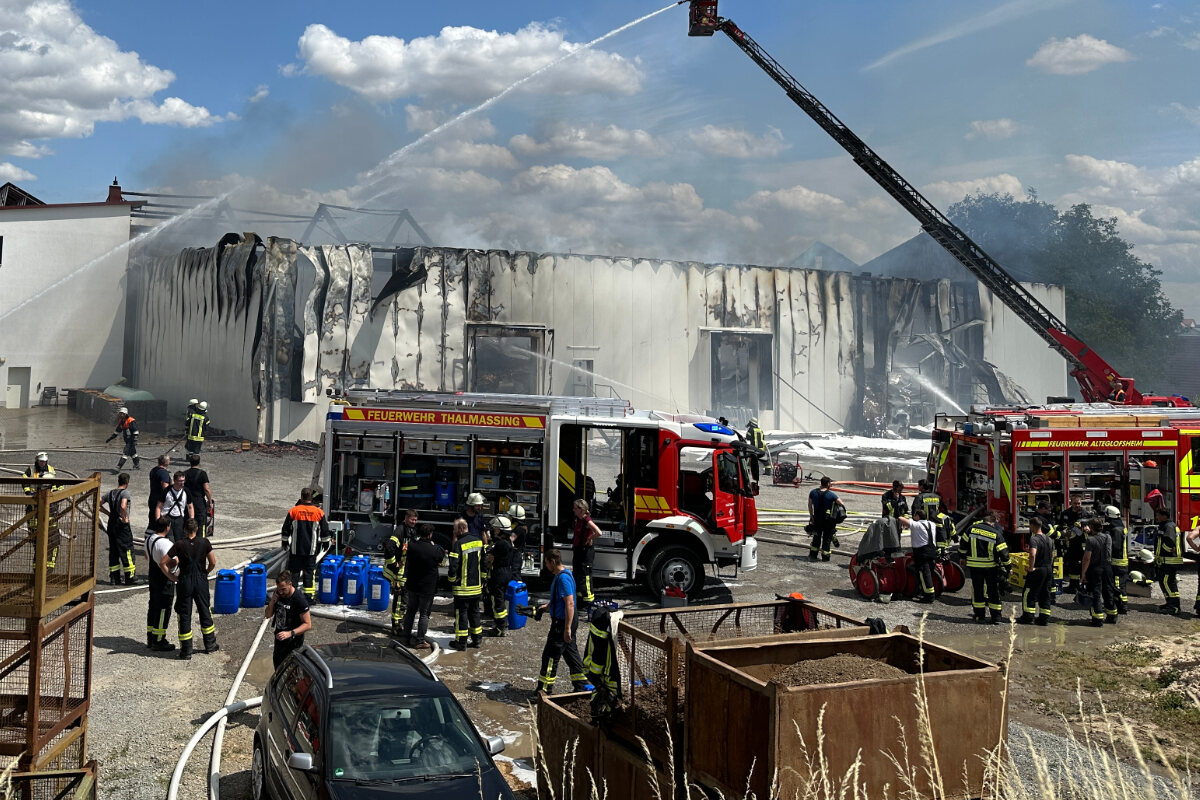 Millionenschaden Bei Brand In Oberfranken Einsatzkraft Der Feuerwehr