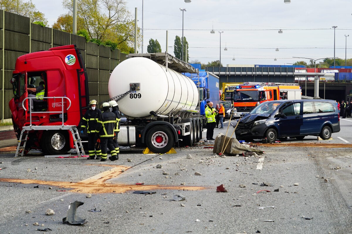 Unfall A1 Lkw Kracht Durch Betonwand Mehrere Verletzte Lange Staus