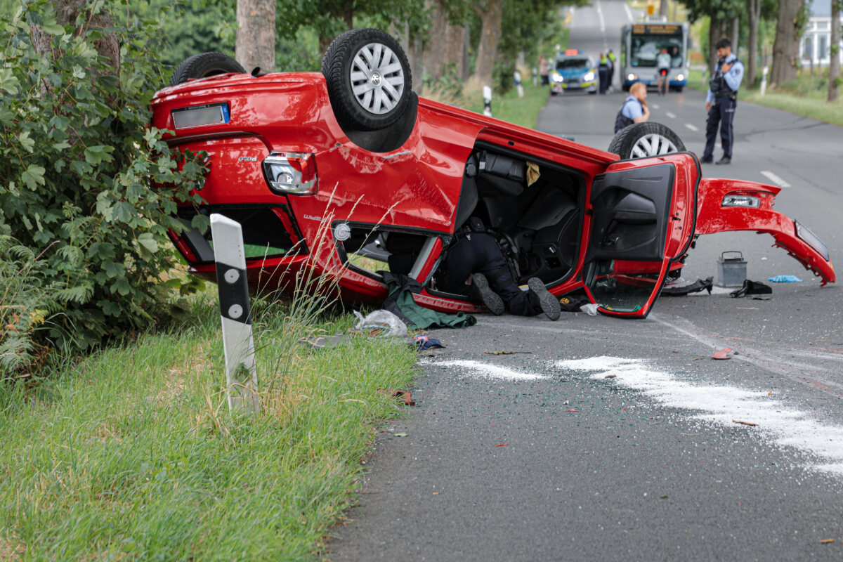 VW überschlägt sich nach Baum Crash Erschreckender Verdacht gegen