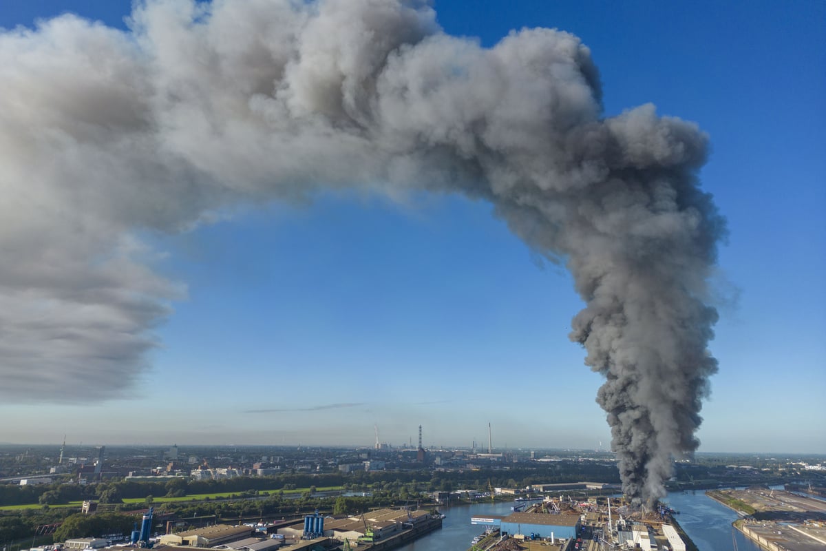 Feuer Im Duisburger Hafen Riesige Rauchs Ule Von Weitem Sichtbar