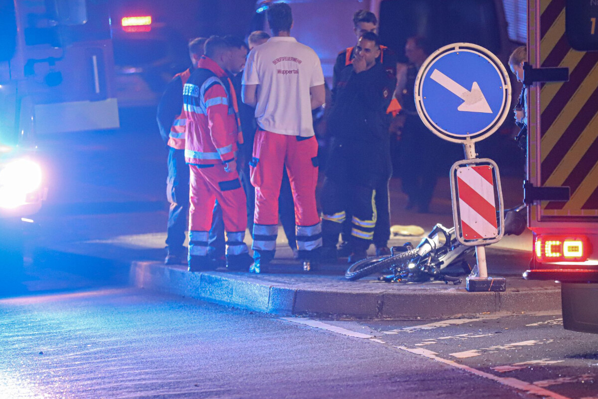 Wuppertal Radler Prallt Gegen Geparkten Suv Und Stirbt Noch Vor Ort