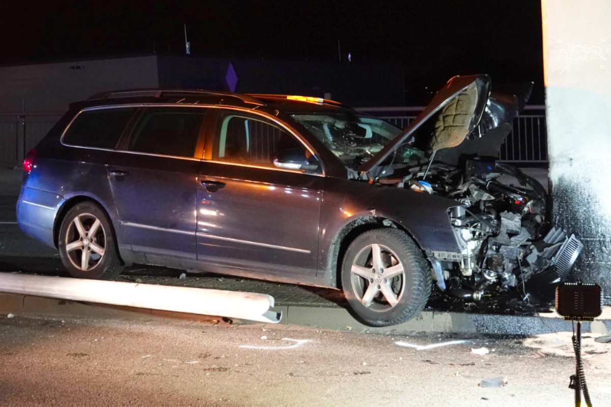 Heftiger Unfall In Leipzig Suff Fahrer F Llt Laterne Rast Gegen Mast