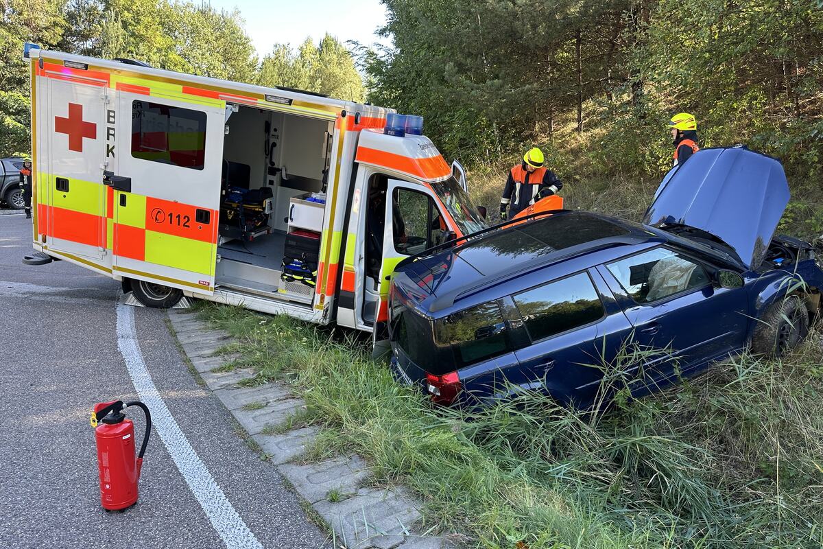 Unfall B16 Rettungswagen Im Einsatz Kracht Frontal Mit Skoda Zusammen