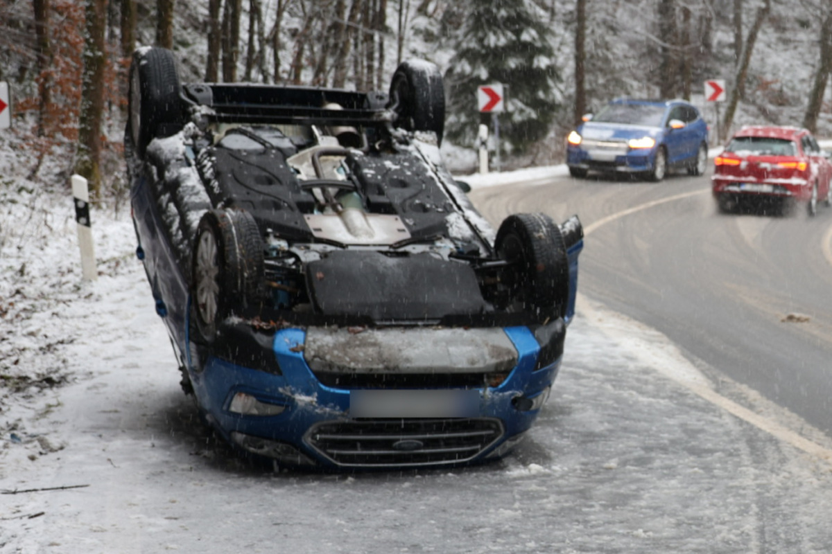 Winter Unfall Im Erzgebirge Ford Landet Auf Dem Dach