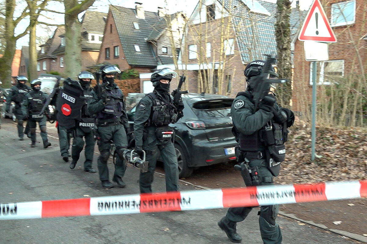 Hamburg Mann Bedroht Polizist Mit Messer SEK Einsatz