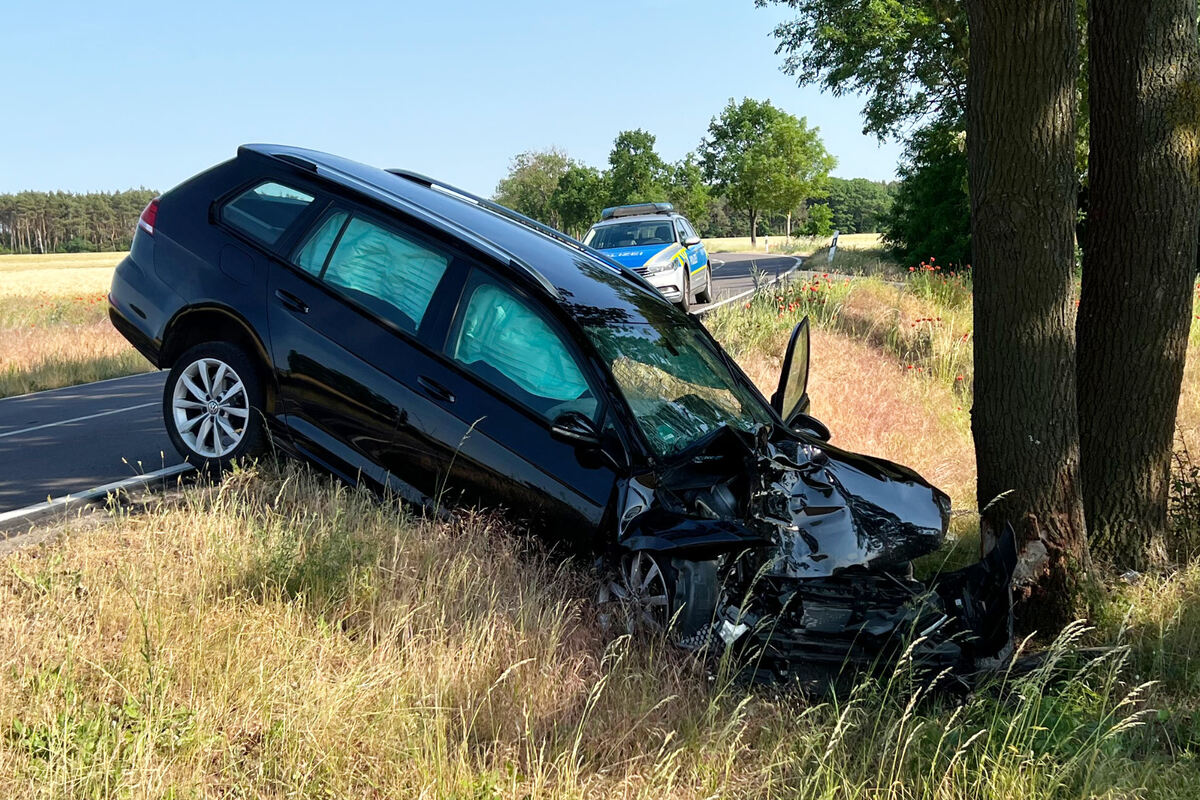 Auto Kracht Gegen Baum Frau In Der Altmark Schwer Verletzt