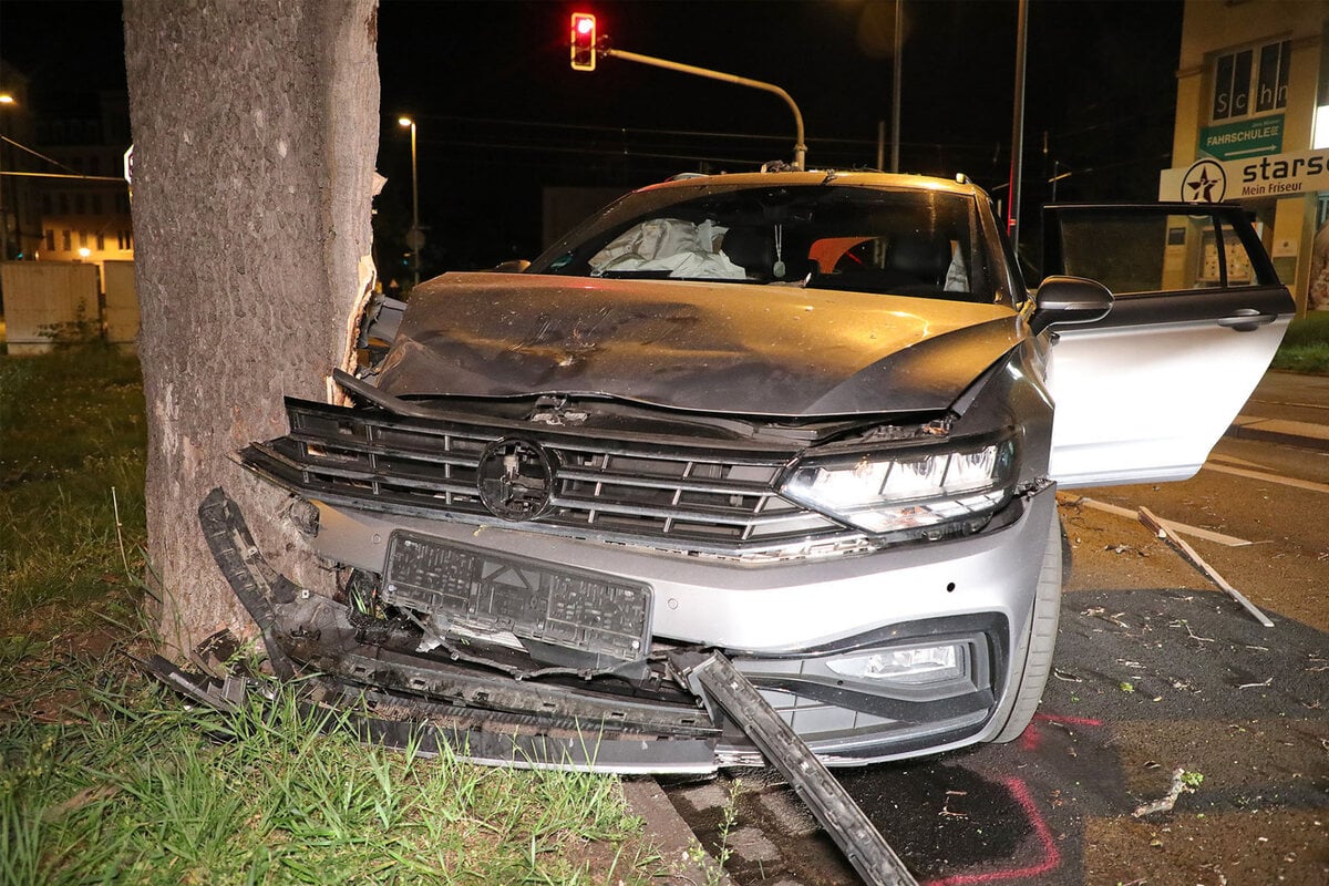 Unfall In Dresden Striesen Vw Fahrer Knallt Mit Promille Gegen Baum