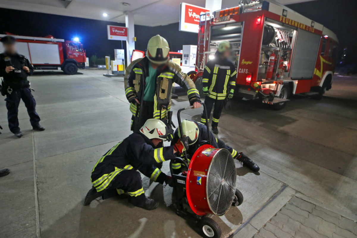 Brand In Tankstelle Feuerwehreinsatz In Hohenstein Ernstthal Tag