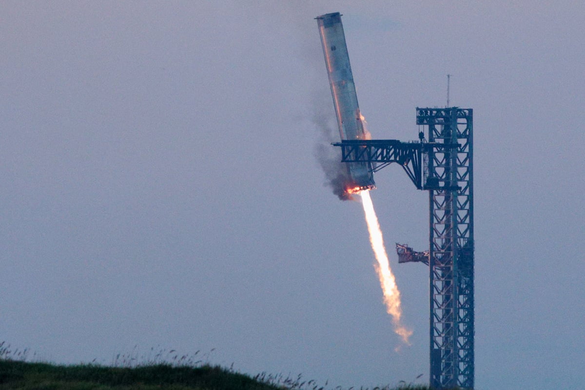 Spacex S Mechazilla Successfully Catches Rocket Booster In World First