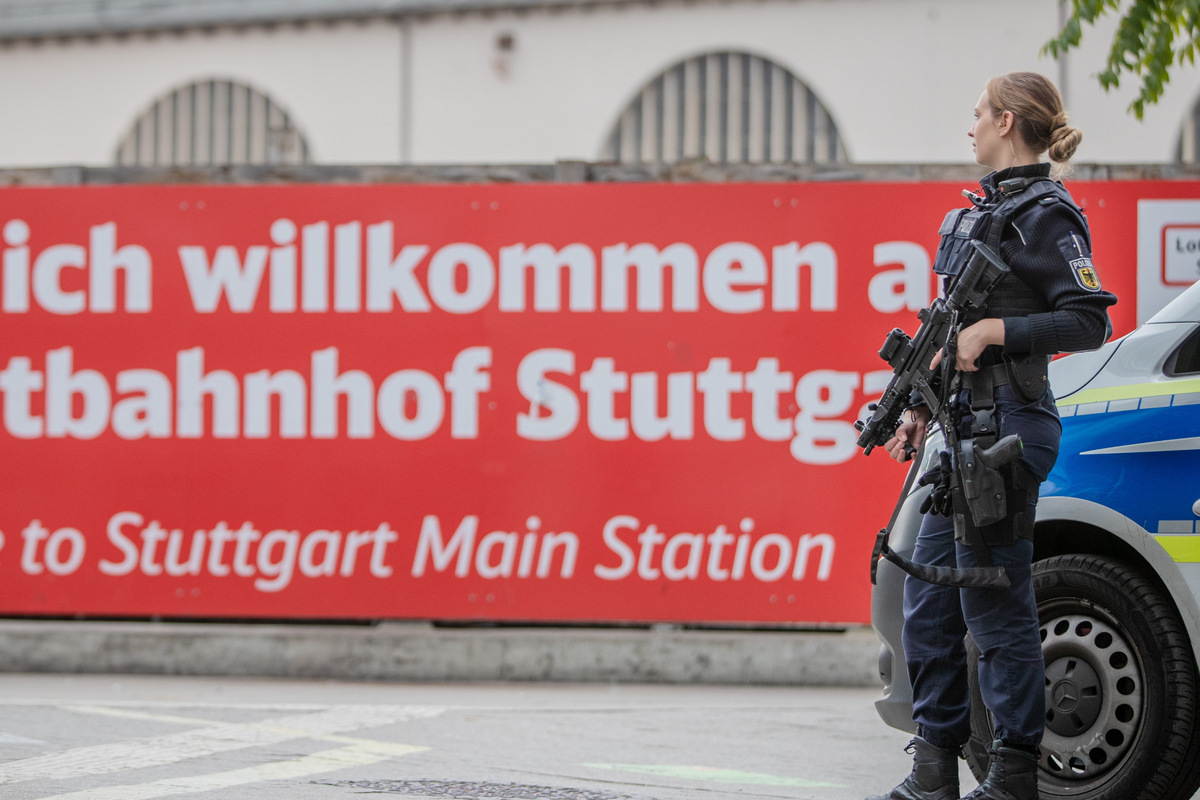 Verd Chtiger Gegenstand Am Stuttgarter Hauptbahnhof L St Polizeieinsatz Aus