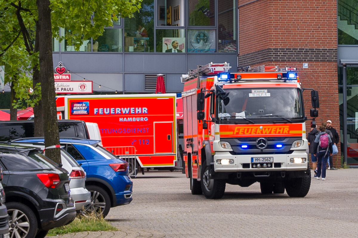 Hamburg T Dlicher Unfall Im St Pauli Stadion Arbeiter St Rzt Vom Dach