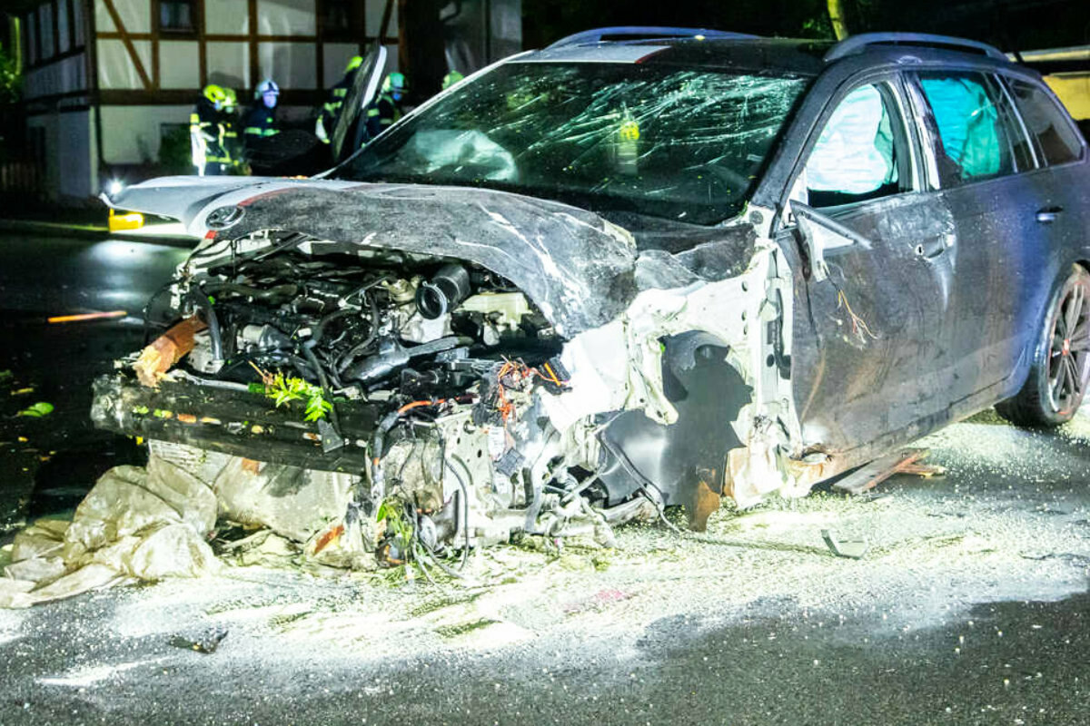 Heftiger Unfall Im Erzgebirge Skoda Prallt Gegen Hauswand