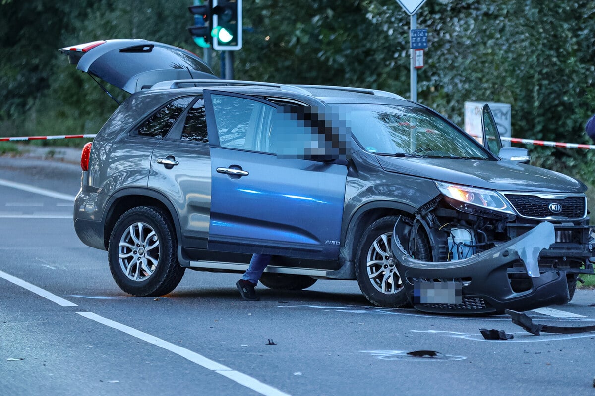 Wuppertal Heftiger Crash Zwischen Auto Und Motorrad J Hriger