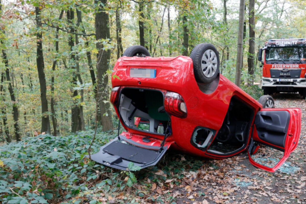 Schwerer Unfall In Chemnitz Auto Berschl Gt Sich Fahrer Eingeklemmt