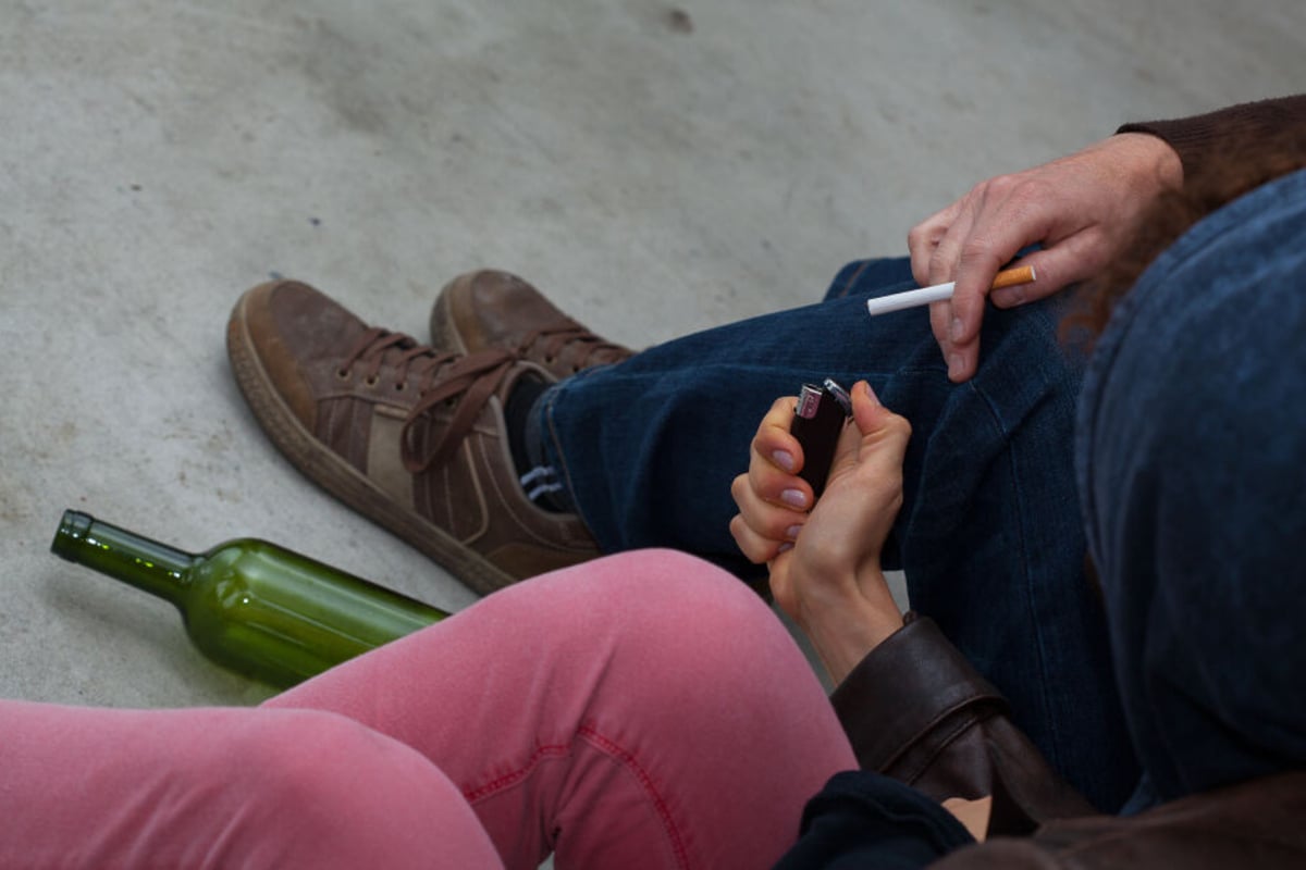 F R Zigaretten Wodka Und Geld Junge L Sst Sich Von Mann Zu Sex Zwingen