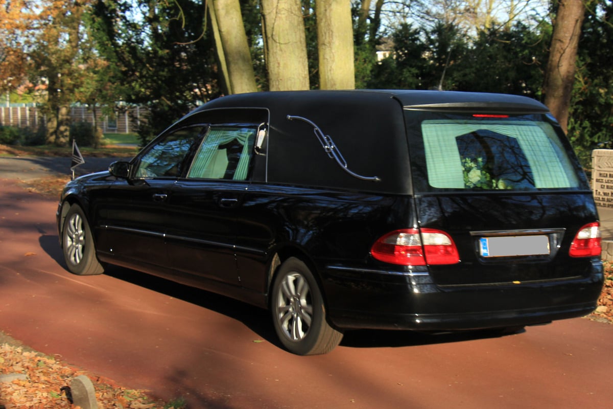 Schockierende Sicht auf Polens Straßen Leiche aus Leichenwagen auf