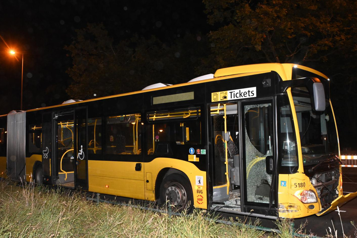 Berlin Audi Rammt Bvg Bus Nach Dem Lollapalooza Festival