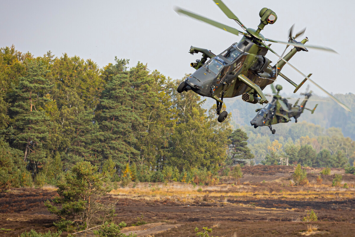 Thüringen Kampfhubschrauber der Bundeswehr im Tiefflug über Nordthüringen