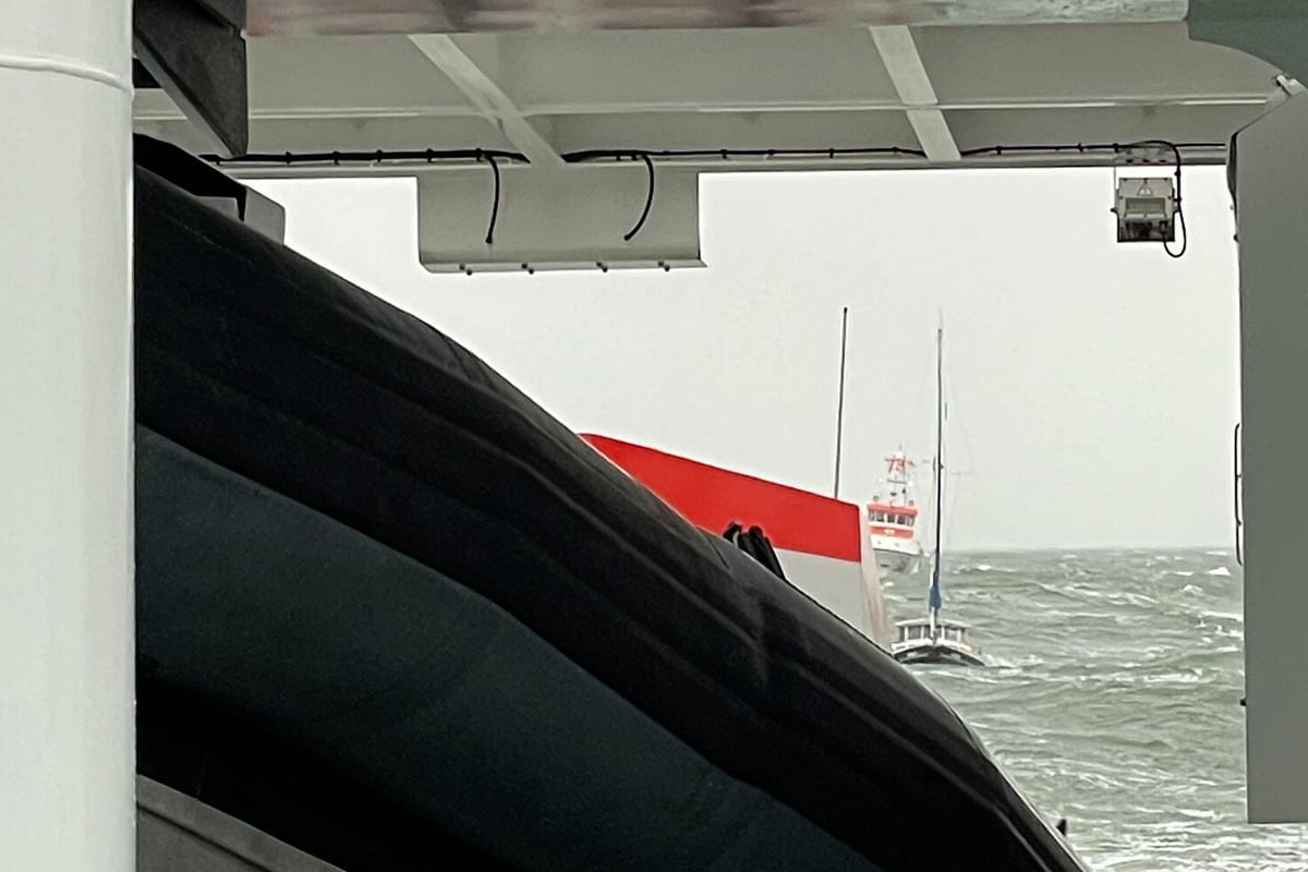 Ersch Pfter Segler Ger T Vor Helgoland In Seenot