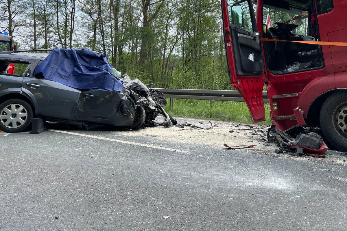 Schrecklicher Unfall auf Bundesstraße Ford rast frontal in Lastwagen