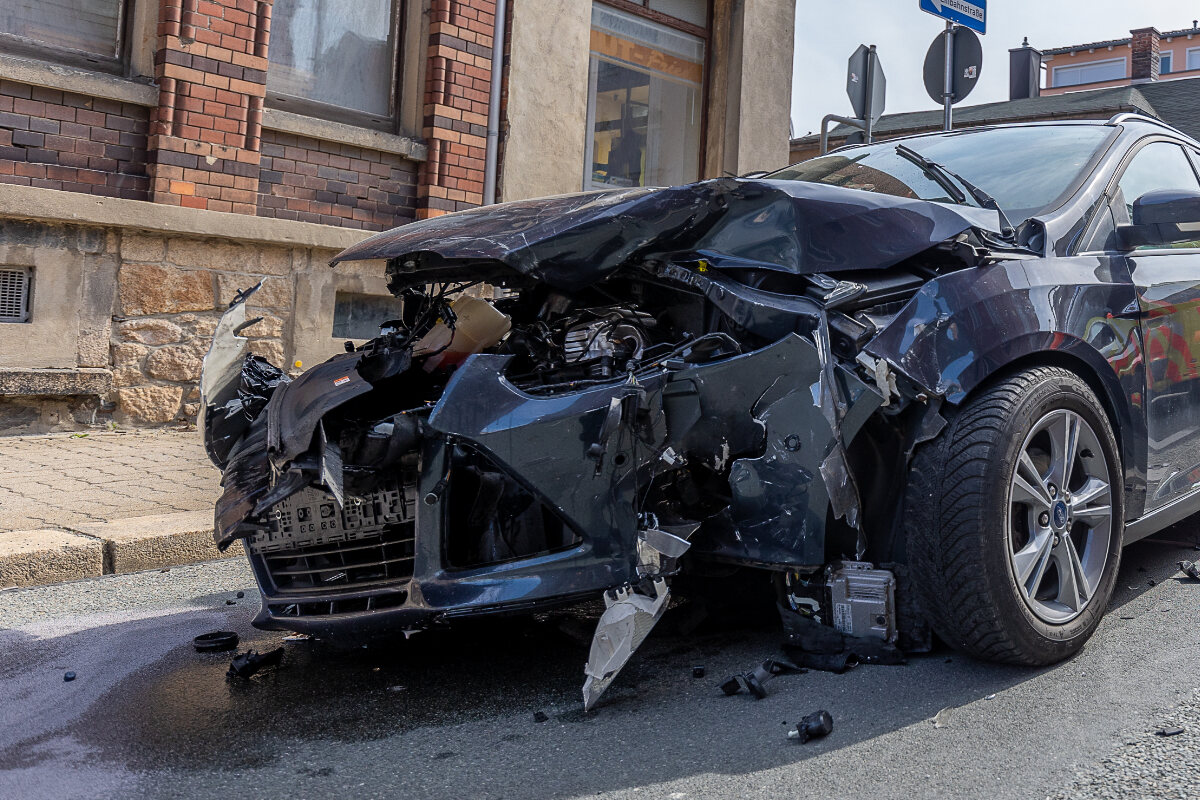 Vorfahrt Missachtet Schwerer Unfall Im Vogtland Mit Drei Verletzten