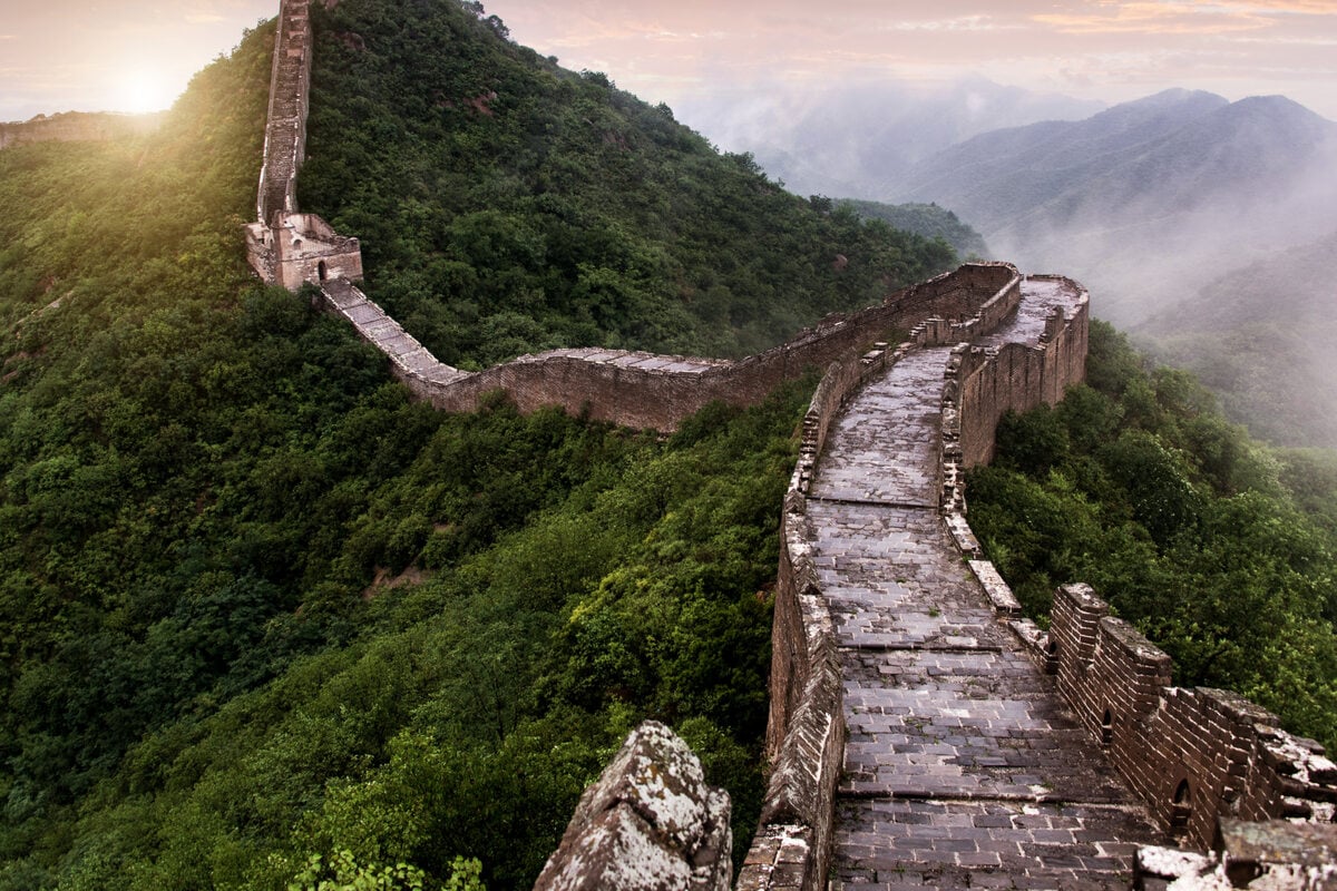 Weil sie abkürzen wollten Pärchen baggert Loch in Chinesische Mauer