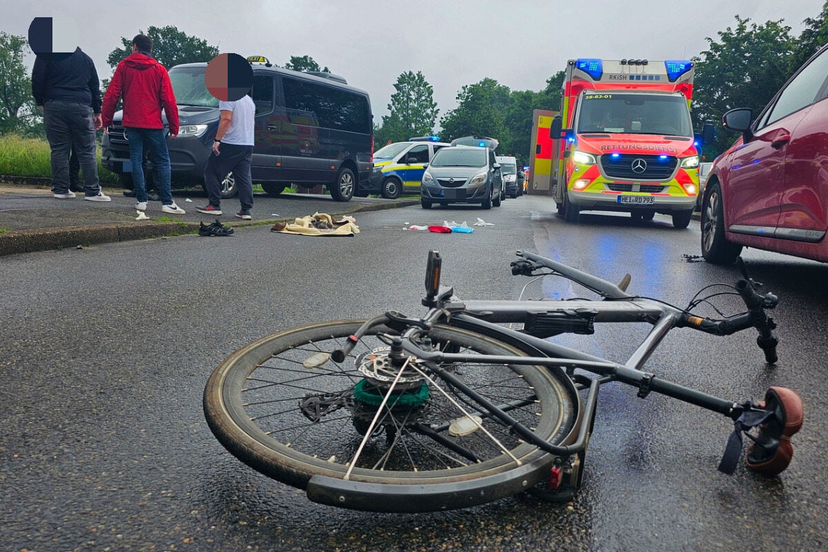 Radfahrer Wird Von Taxi Erfasst Und In Gegenverkehr Geschleudert