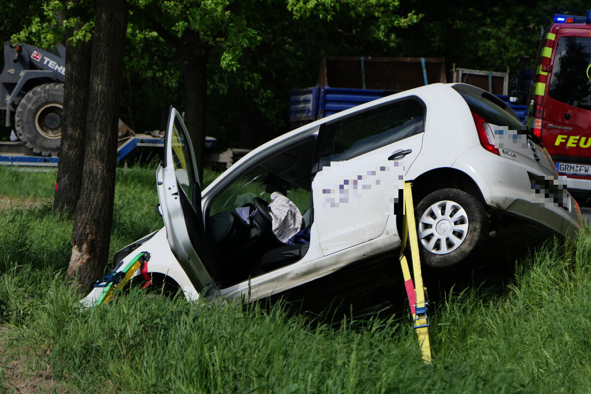 Skoda kracht gegen Baum 66 Jährige bei Unfall schwer verletzt