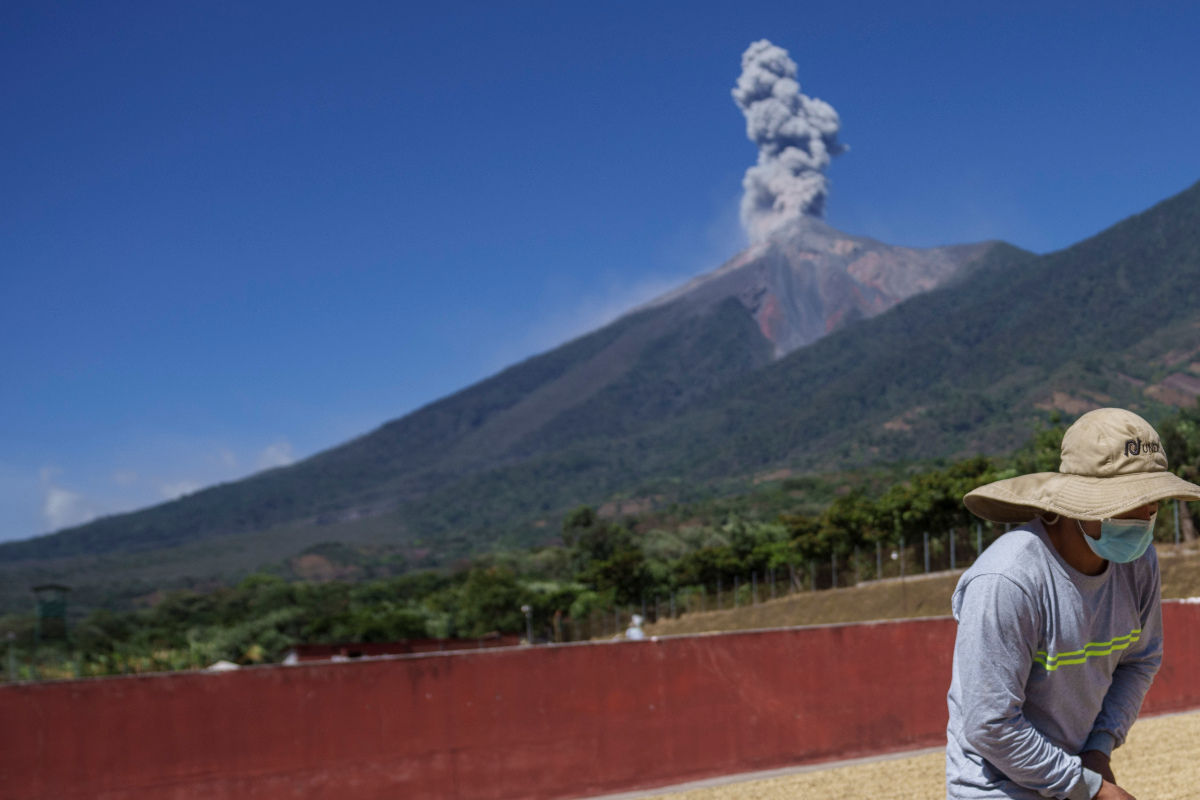 Fuego Spuckt Asche Und Feuer Aktivster Vulkan Mittelamerikas Ausgebrochen