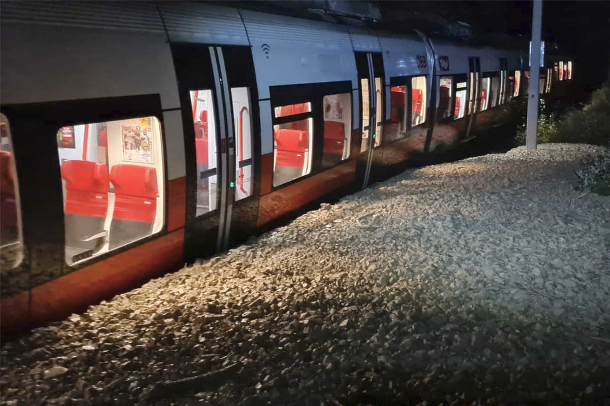 Nach Unwetter In Tirol Regionalzug Von Schlammlawine Eingeschlossen