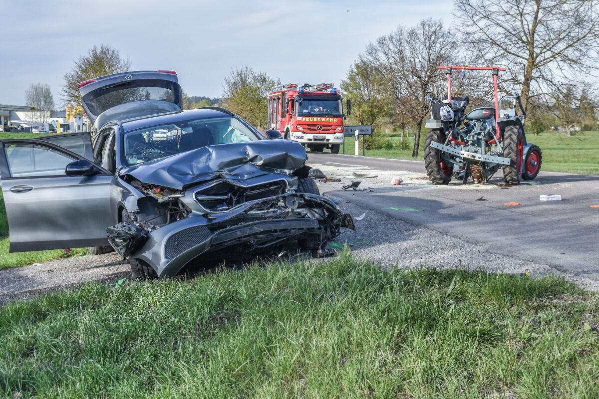 Bmw Und Mercedes Benz Berholen Traktor Zwei Menschen Sterben