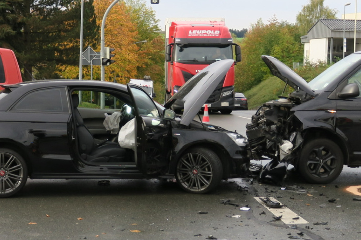 Unfall In Schneeberg Audi Und VW Bus Krachen Frontal Ineinander