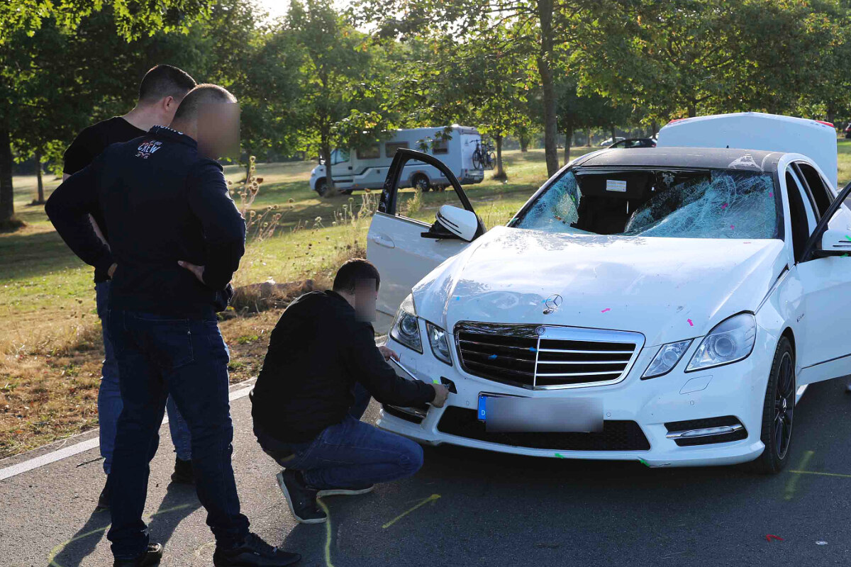 Auto fährt in Menschenmenge Fünf Personen teils schwerst verletzt