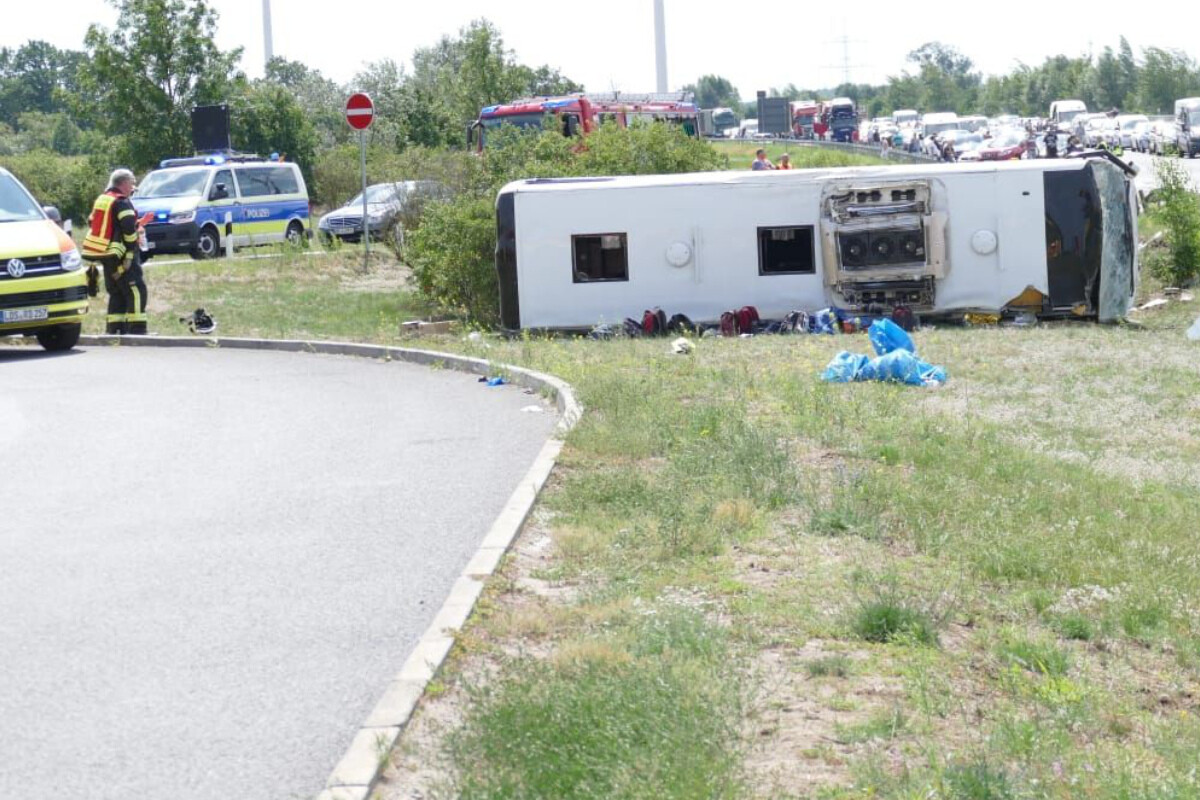 Reisebus Kippt Auf Der Autobahn Um Zahlreiche Verletzte