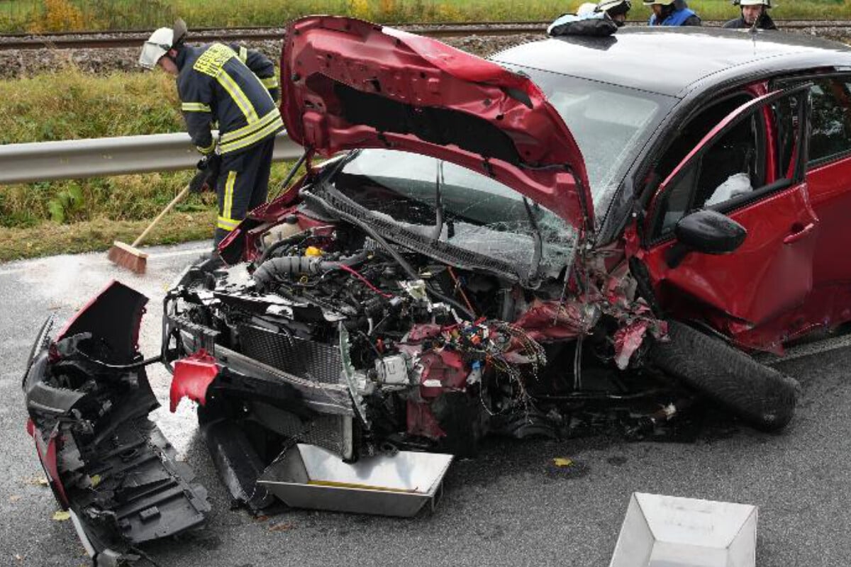 Unfall auf B8 in Vilshofen Drei Verletzte bei heftigem Frontalzusammenstoß