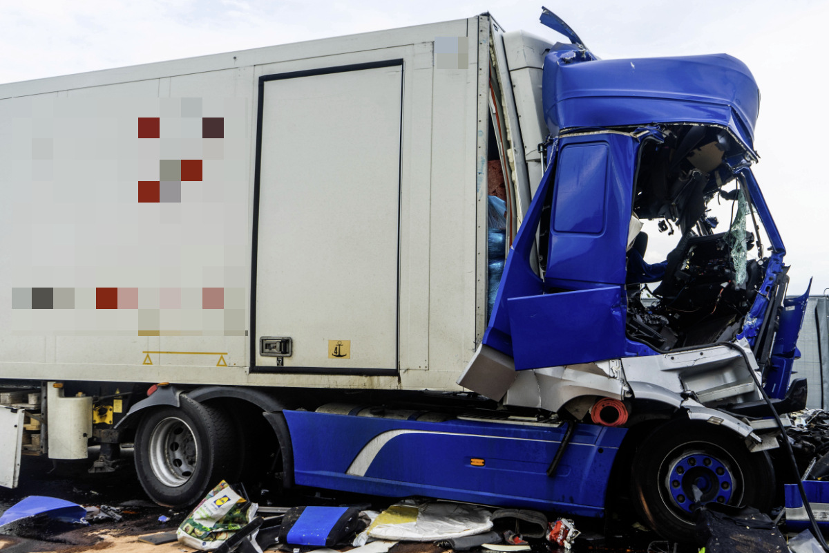 Unfall Auf Der A Lkw F Hrt In Stauende Fahrer Kommt Ums Leben