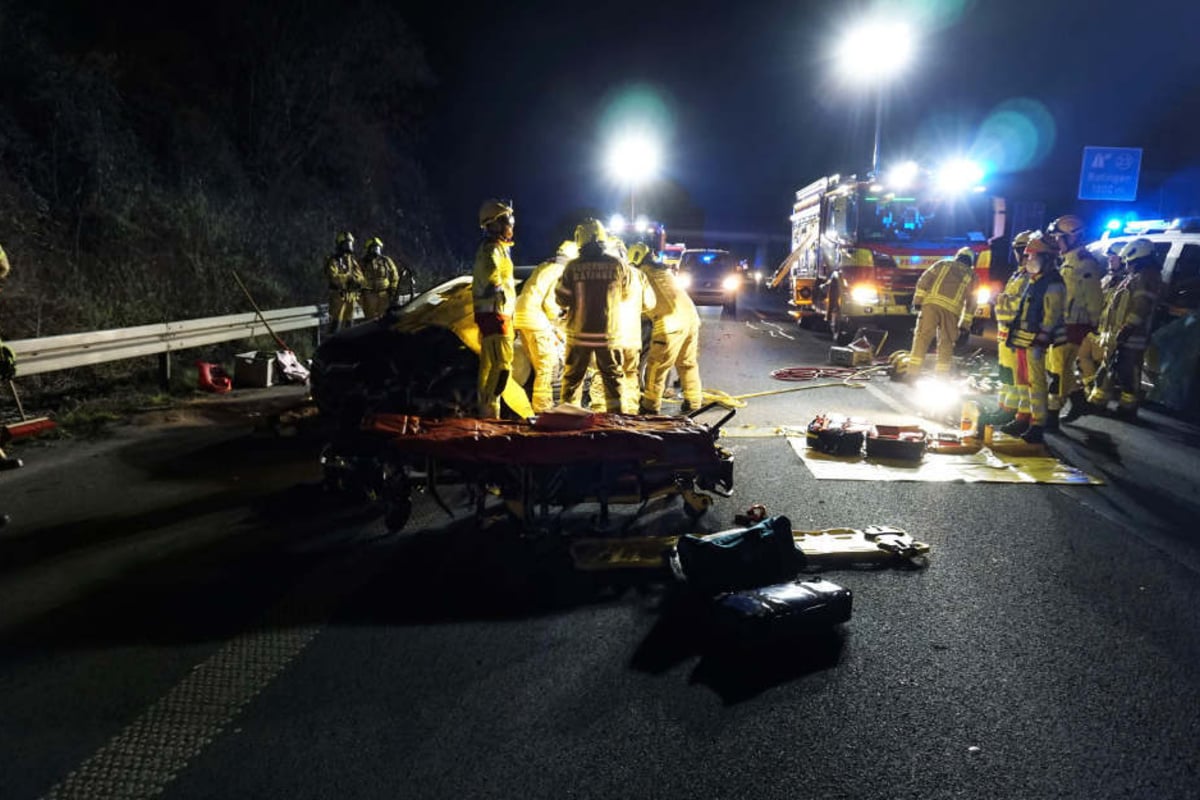 Schwerer Unfall auf A52 bei Ratingen Fünf Menschen verletzt Feuerwehr