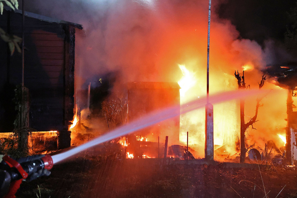 Großes Feuer in Hohenstein Ernstthal Zwei Gartenlauben ausgebrannt