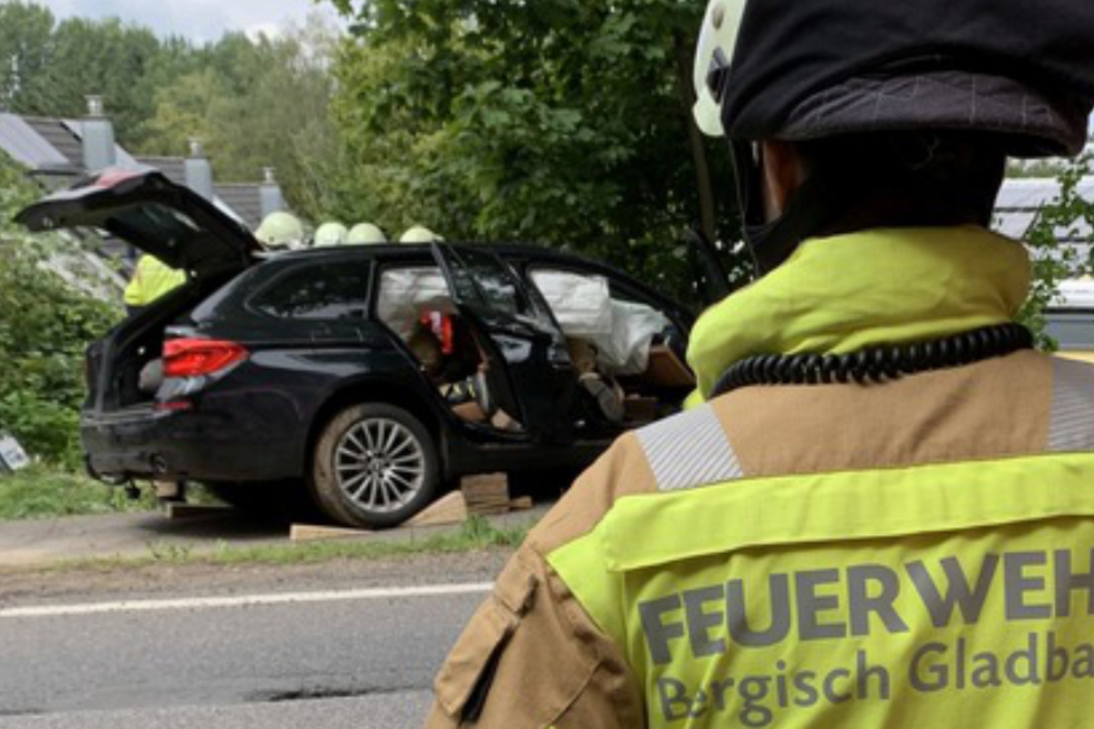 Unfall in Bergisch Gladbach Kölnerin knallt frontal in Gegenverkehr