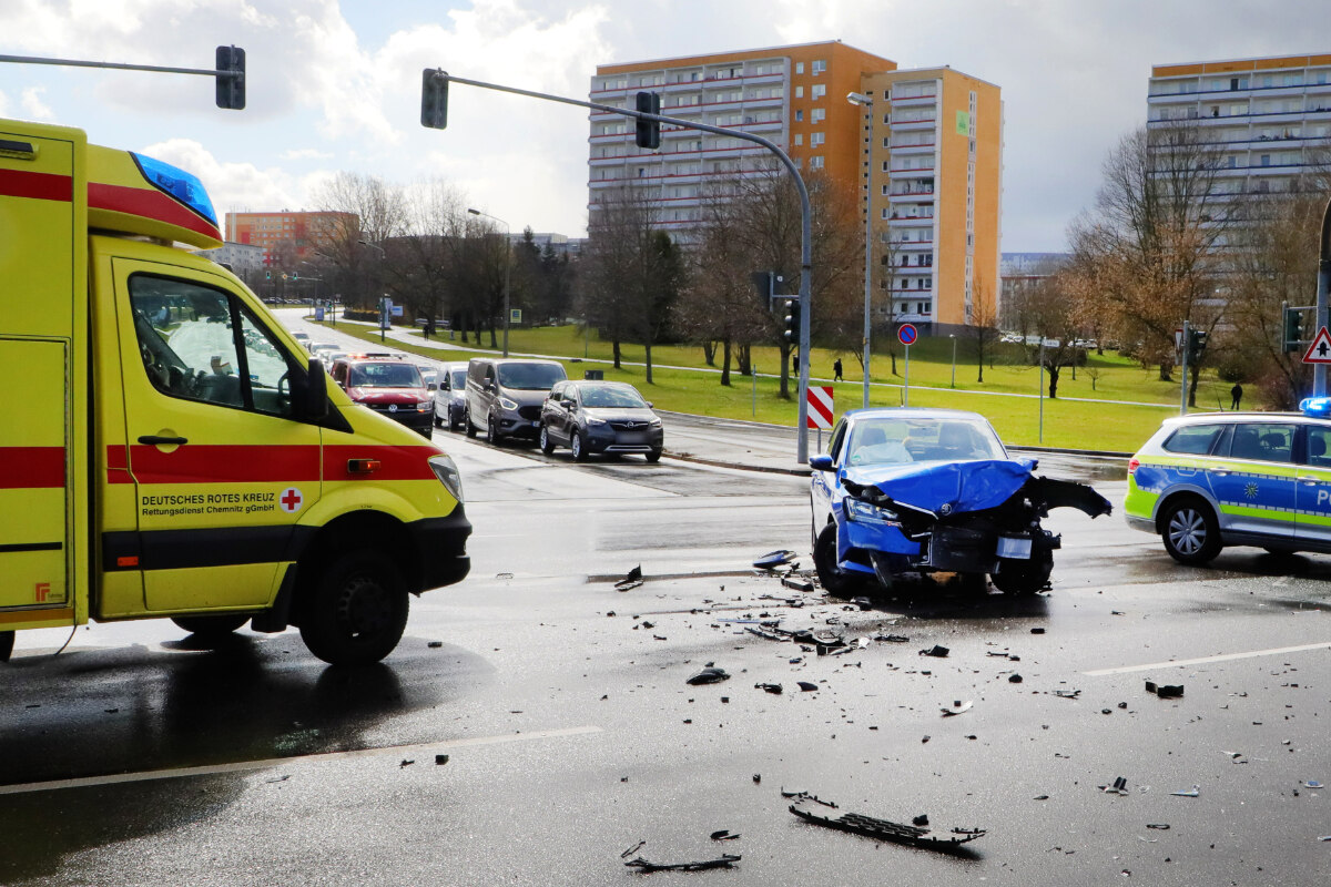 Crash auf Chemnitzer Südring Ford und Skoda krachen zusammen