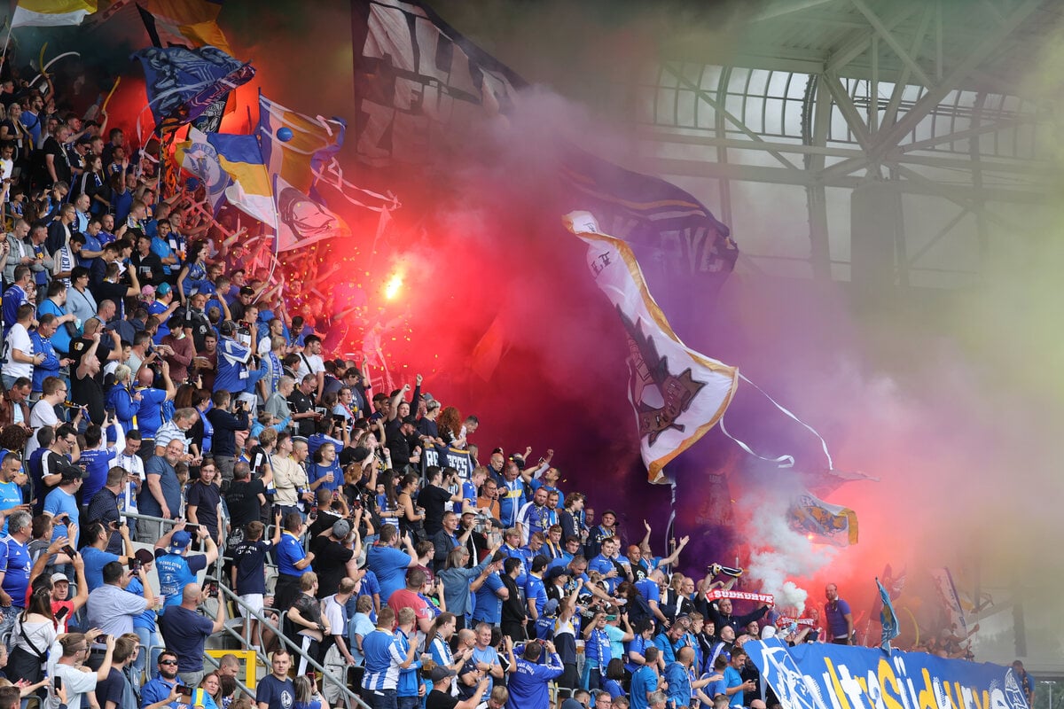 Jena FCC Fans machen nahe Polizeigebäude Halt Beamte eilen zur