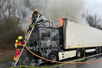 Lkw Steht Auf A Bei Bonn Siegburg In Flammen Strecke In Richtung