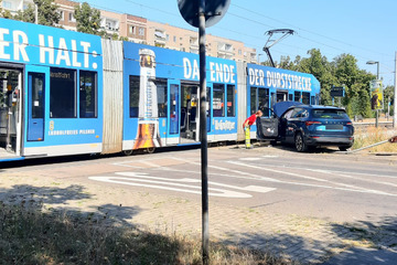 Unfall im Leipziger Osten Auto und Straßenbahn krachen ineinander