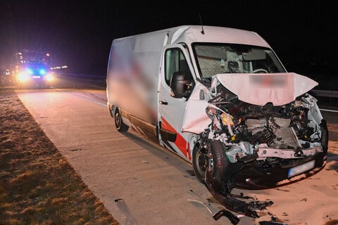 Transporter Kracht Auf A Bei Leipzig In Tanklaster Feuerwehr Hat