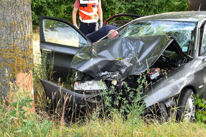 Autofahrer Rast Betrunken Gegen Baum Mitfahrer Wird Lebensgef Hrlich