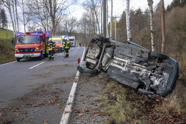 Schwerer Unfall im Erzgebirge Skoda Fahrerin kommt von Straße ab und