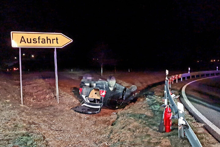 Unfall auf der Bundesstraße 101 Auto überschlägt sich und landet auf